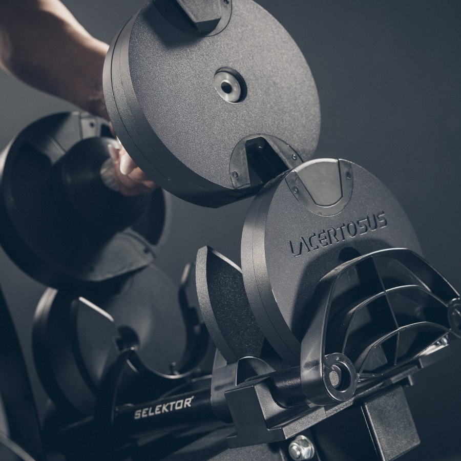 Mano che solleva un manubrio su un supporto con marchio Lacertosus.