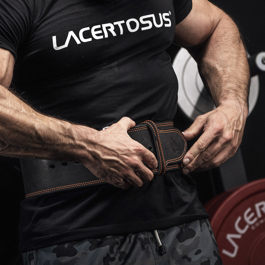 Hombre que lleva un cinturón de levantamiento de pesas.