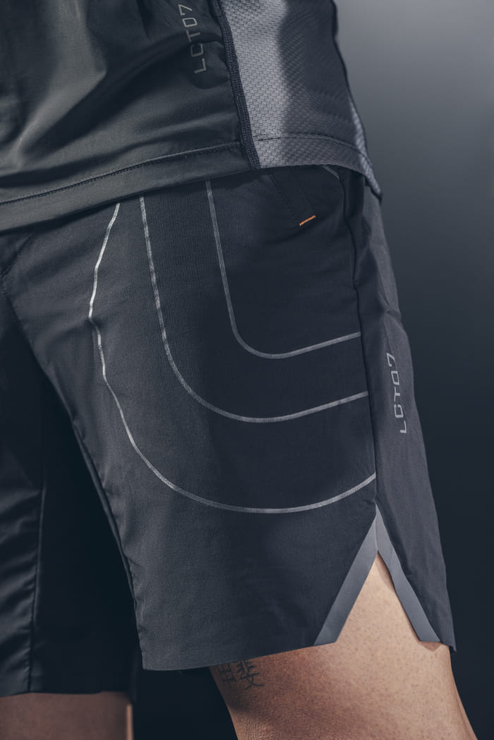 Homme effectuant des exercices de développé incliné en salle avec une barre.