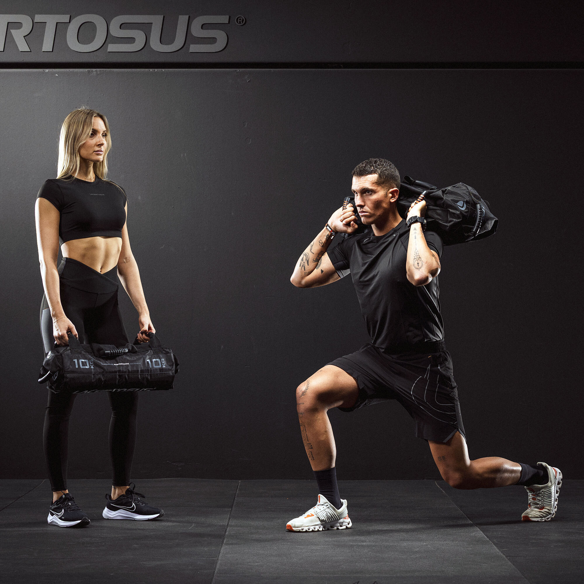 Personas entrenando con la sandbag Lacertosus
