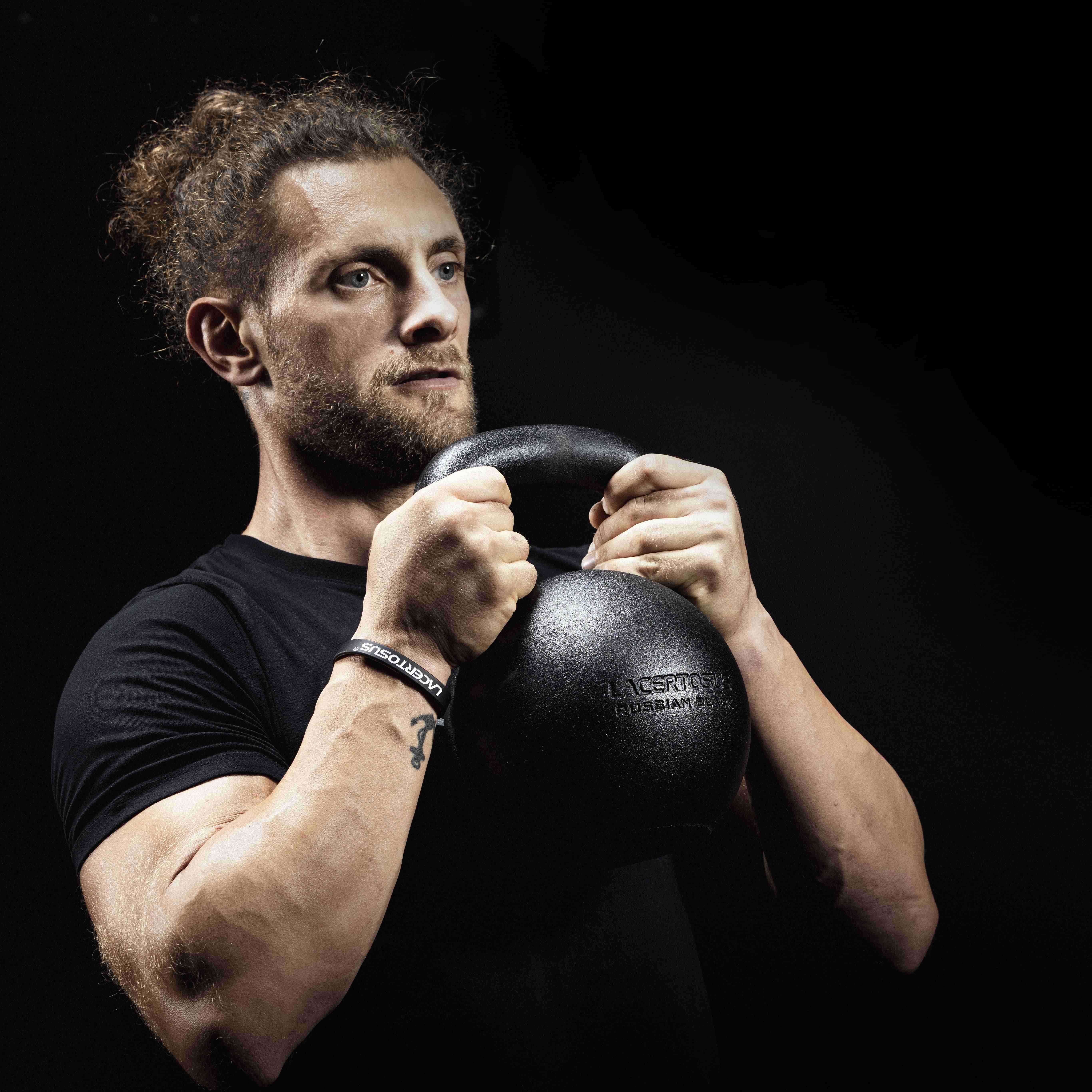 Hombre con kettlebell en un gimnasio.
