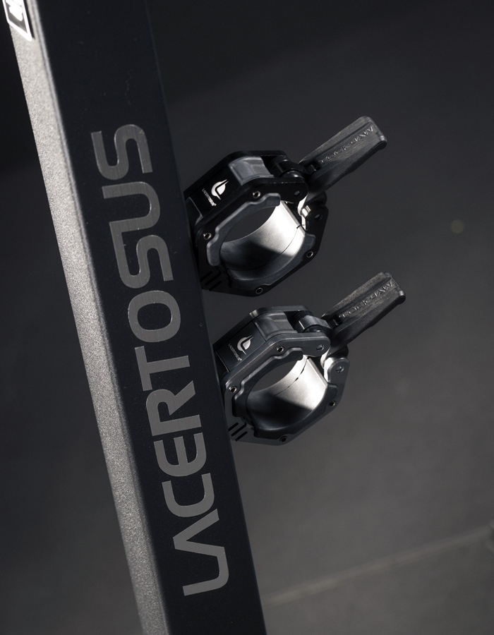 Soporte vertical con el logo "Lacertosus" y dos abrazaderas enganchadas.