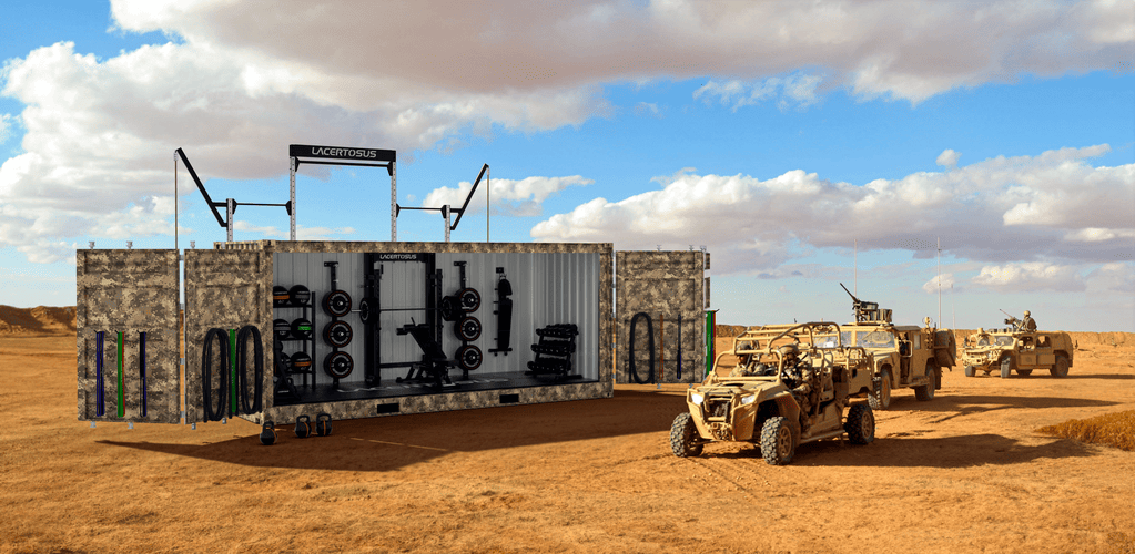 Camión militar con contenedor "Lacertosus" cargado en la parte trasera.