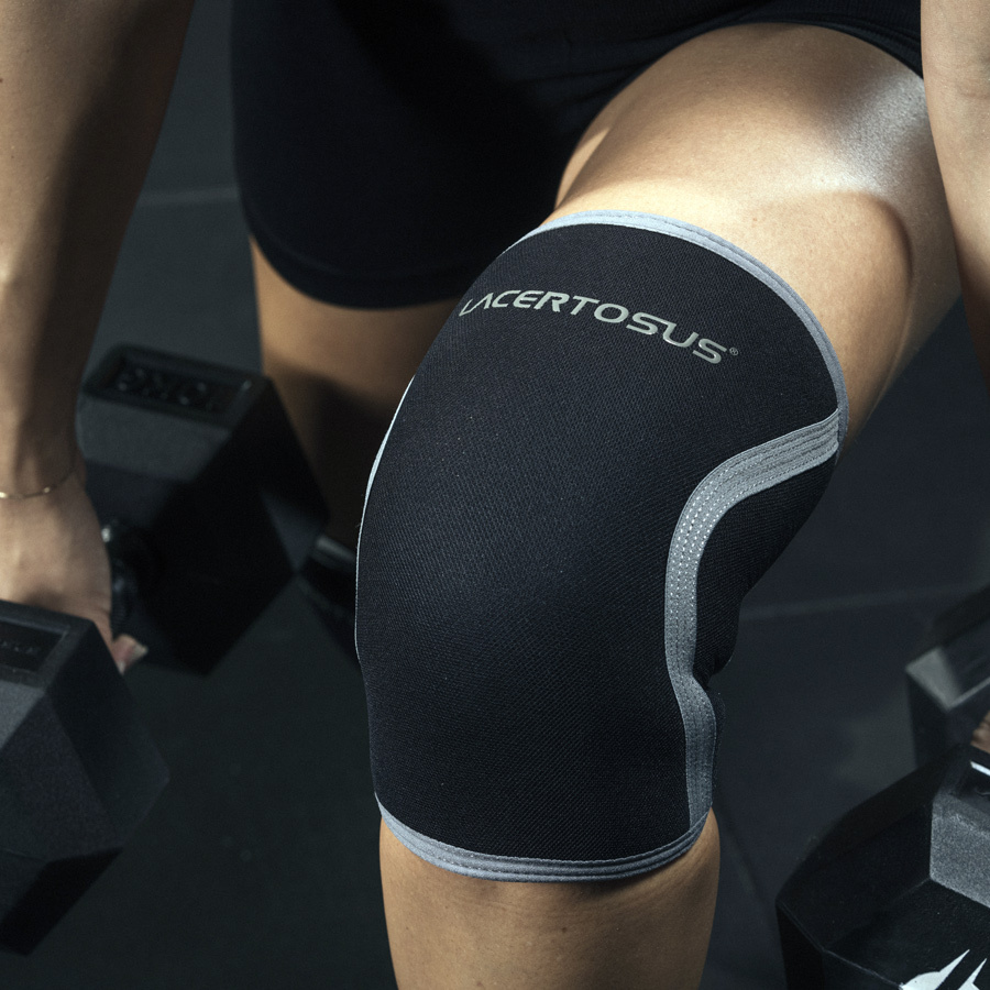 Rodillera Lacertosus en la rodilla de un atleta que levanta pesas.